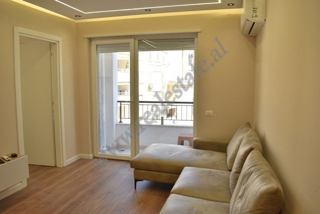 Apartament 1+1 &nbsp;me qira ne rrugen Mine Peza tek Donika Center ne Tirane.
Pozicionohet ne katin
